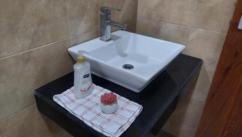 Sami BnB - Apt 01 Makongo after Mlimani City في دار السلام: مغسلة الحمام بجانبها زجاجة من المنظفات