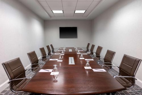 a conference room with a long table and chairs at Hilton Garden Inn Arlington/Courthouse Plaza in Arlington
