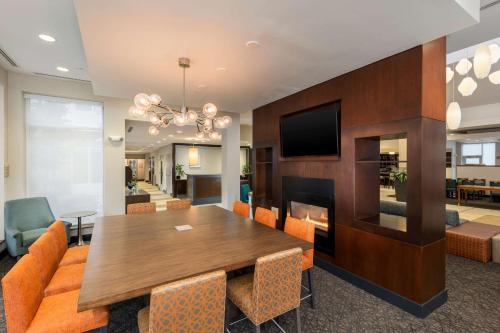 TV a/nebo společenská místnost v ubytování Hilton Garden Inn Silver Spring White Oak