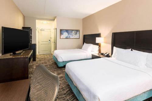 TV a/nebo společenská místnost v ubytování Hilton Garden Inn Silver Spring White Oak