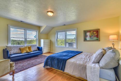 una camera con letto, divano e finestre di Rainier Home on 20 Acres with Blueberry Farm! a Kalama