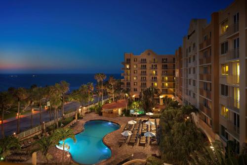 ディアフィールドビーチにあるEmbassy Suites by Hilton Deerfield Beach Resort & Spaの夜間のリゾートのプールの景色を望めます。
