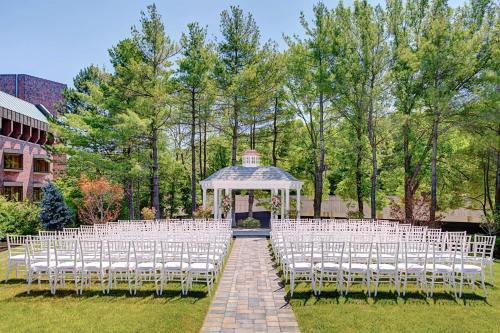 uma fila de cadeiras brancas em frente a um gazebo em Hilton Boston Dedham em Dedham