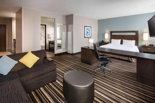 Großes Hotelzimmer mit einem Bett und einem Schreibtisch. in der Unterkunft Hampton Inn & Suites Denver Downtown Convention Center in Denver
