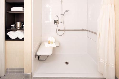 uma casa de banho com um chuveiro e um lavatório. em DoubleTree by Hilton Denver Tech em Greenwood Village