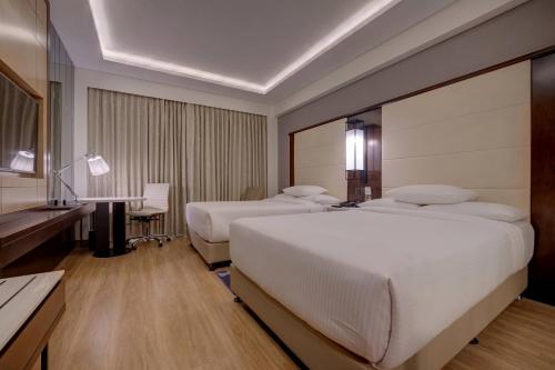 Postel nebo postele na pokoji v ubytování Courtyard by Marriott Surat