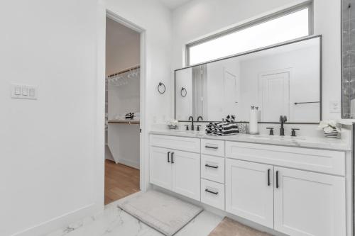 Ένα μπάνιο στο Tranquil Downtown Escape with Backyard