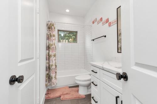 Ένα μπάνιο στο Tranquil Downtown Escape with Backyard
