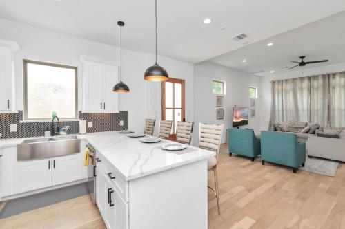 Η κουζίνα ή μικρή κουζίνα στο Tranquil Downtown Escape with Backyard