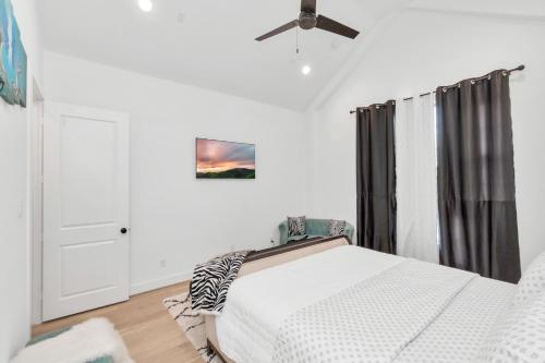 Ένα ή περισσότερα κρεβάτια σε δωμάτιο στο Tranquil Downtown Escape with Backyard