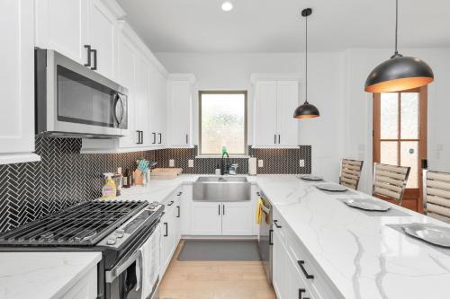 Η κουζίνα ή μικρή κουζίνα στο Tranquil Downtown Escape with Backyard