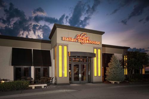 un restaurant avec un panneau indiquant un steakhouse traître dans l'établissement Hilton Garden Inn Des Moines Airport, à Des Moines