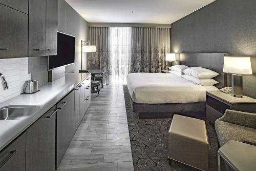 pokój hotelowy z dużym łóżkiem i kuchnią w obiekcie DoubleTree by Hilton Modesto w mieście Modesto