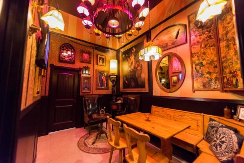 a dining room with a wooden table and chairs at The Rosemary in Los Angeles