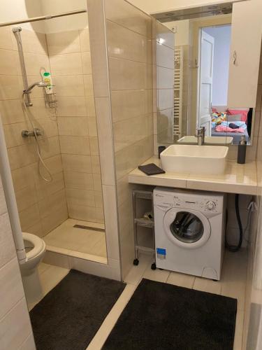 Bilik mandi di Habibi Apartman