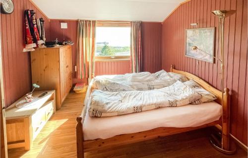 Schlafzimmer mit einem Bett und einem Fenster in der Unterkunft Beautiful Home In Bogen I Ofoten With Wifi in Bogen