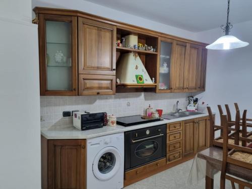 eine Küche mit einem Herd und einer Waschmaschine in der Unterkunft Casa Relax Cupello in Cupello