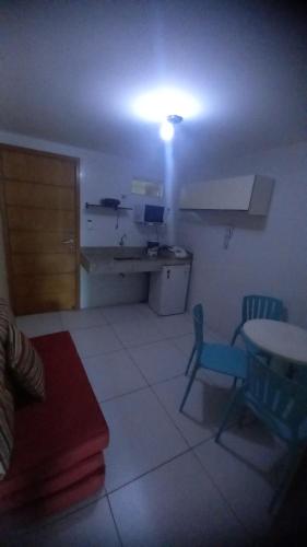 um quarto com uma secretária, uma mesa e uma luz em ISRAEL FLAT TAMBAÚ - 102 em João Pessoa