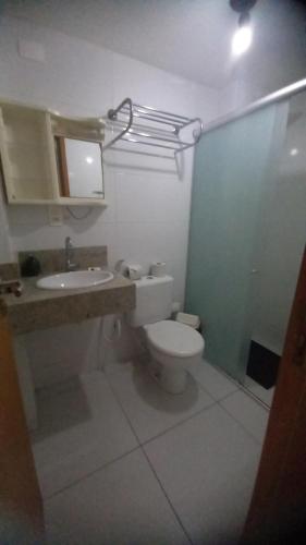 un bagno con un water, un lavandino e uno specchio di ISRAEL FLAT TAMBAÚ - 102 a João Pessoa
