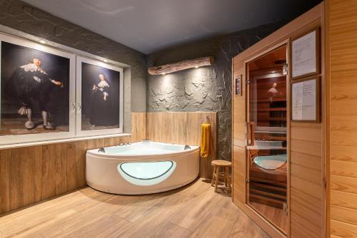 Kupatilo u objektu Einzigartige Traumwohnung mit Whirlpool & Sauna bietet Luxus und Erholung