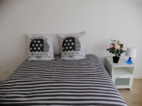 - une chambre avec un lit noir et blanc et 2 oreillers dans l'établissement Paradise - Disneyland Paris, à Chessy