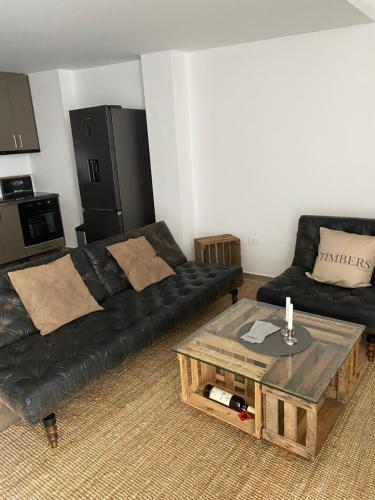 een woonkamer met een bank en een salontafel bij Loft in Durrës mit Meerblick in Golem