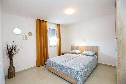 a bedroom with a bed and a window at Apartments Oktopus in Sutomore