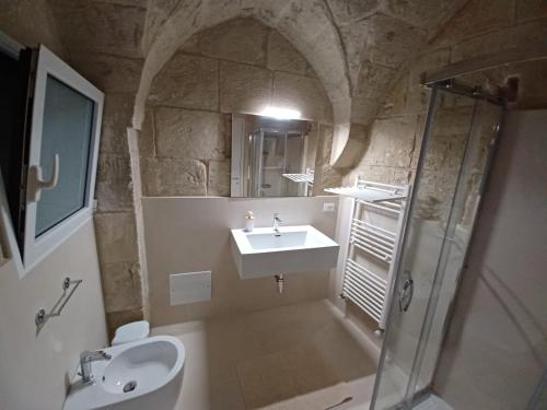 y baño con lavabo y ducha. en Tenuta Pigliano Dependance, en Bagnolo del Salento