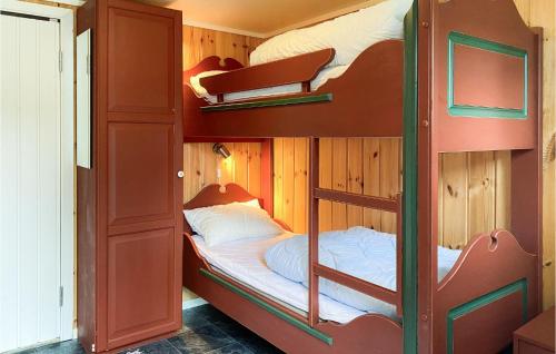 Habitación con litera y 2 literas. en Stunning Home In Skodje With Wifi And 4 Bedrooms, en Skodje
