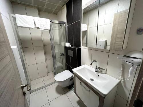 La salle de bains est pourvue de toilettes, d'un lavabo et d'une douche. dans l'établissement Basement Floor, Merkezi, Erasta Mall karşısı '21', à Antalya