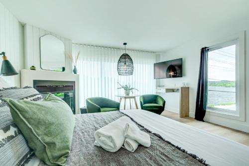 a bedroom with a bed with two towels on it at Les Lofts du Lac des Sables by Gestion ELITE in Sainte-Agathe-des-Monts