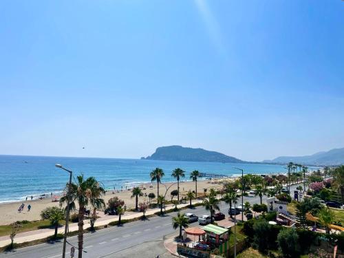 vistas a una playa con palmeras y al océano en SA Apartments! Sea View 2bd Flat, en Alanya