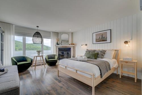 a bedroom with a bed and a living room at Les Lofts du Lac des Sables by Gestion ELITE in Sainte-Agathe-des-Monts