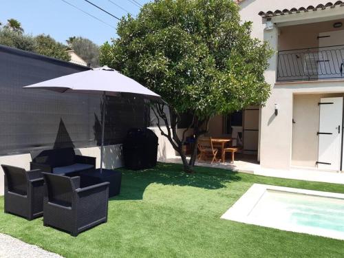 Photo de la galerie de l'établissement Maison chaleureuse avec piscine, à La Roquette-sur-Siagne