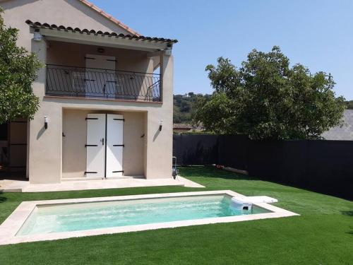 Maison chaleureuse avec piscine في La Roquette-sur-Siagne: بيت فيه مسبح في الساحه