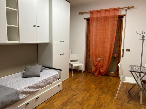 Schlafzimmer mit einem Bett, einem Tisch und Stühlen in der Unterkunft Dimora del CAMMINATORE in Coppito