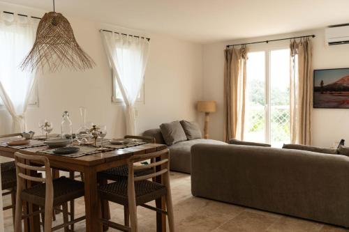 a living room with a table and a couch at Maison Calie #Ramatuelle #Nature #Vue Mer in Ramatuelle