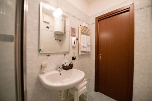 a bathroom with a sink and a mirror at Alessi Appartamenti in Desenzano del Garda