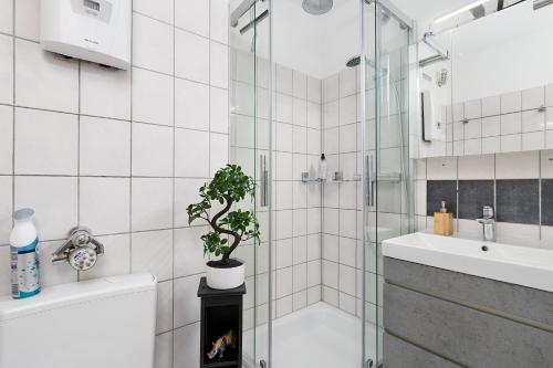 uma casa de banho com um chuveiro, um WC e um lavatório. em Federnest - Luxus-Studio - Kingsize Boxspringbett - Home-Office mit Monitor und Drucker - 11 Min Hbf em Duisburg