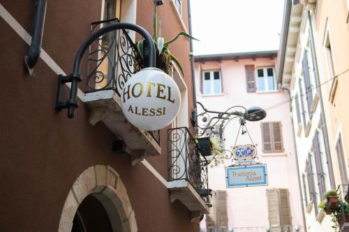 un panneau sur le côté d'un bâtiment dans l'établissement Alessi Hotel Trattoria, à Desenzano del Garda