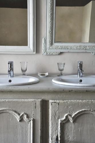 une salle de bain avec deux lavabos et un miroir dans l'établissement Le Relais de Roquefereau, à Penne-dʼAgenais