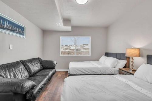 uma sala de estar com um sofá e uma cama em Modern house, Five-Star home em Draper