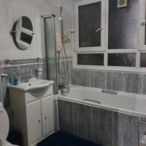 A bathroom at 3Beds Family Friendly in London with good transport links