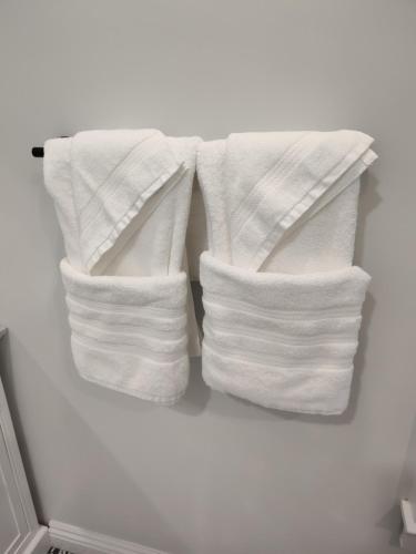 Zwei Stapel Handtücher hängen in einem Kühlschrank. in der Unterkunft Hickory House B & B 