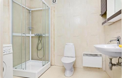 e bagno con doccia, servizi igienici e lavandino. di Beautiful Apartment In Egersund With Kitchen a Egersund