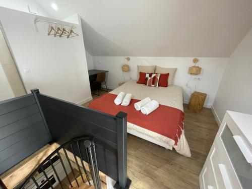 1 dormitorio con 1 cama con 2 almohadas en « le Tilleul » entre Loire et Châteaux, en Vineuil