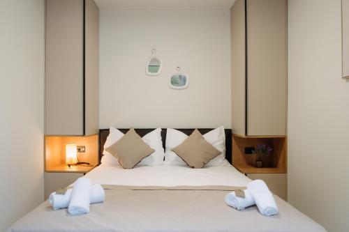 1 dormitorio con 1 cama con sábanas y almohadas blancas en Maris Villas en Zaboric