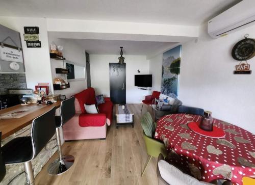 sala de estar con sofá y mesa en una habitación en Relais des Vosges, en Husseren-Wesserling
