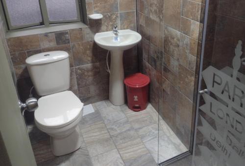 a bathroom with a toilet and a sink at Hospedaje Casa Rojas in Bogotá