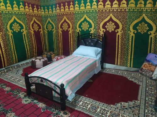 1 dormitorio con 1 cama en una habitación con paredes coloridas en Montazah yfrane taounate, en Taounate